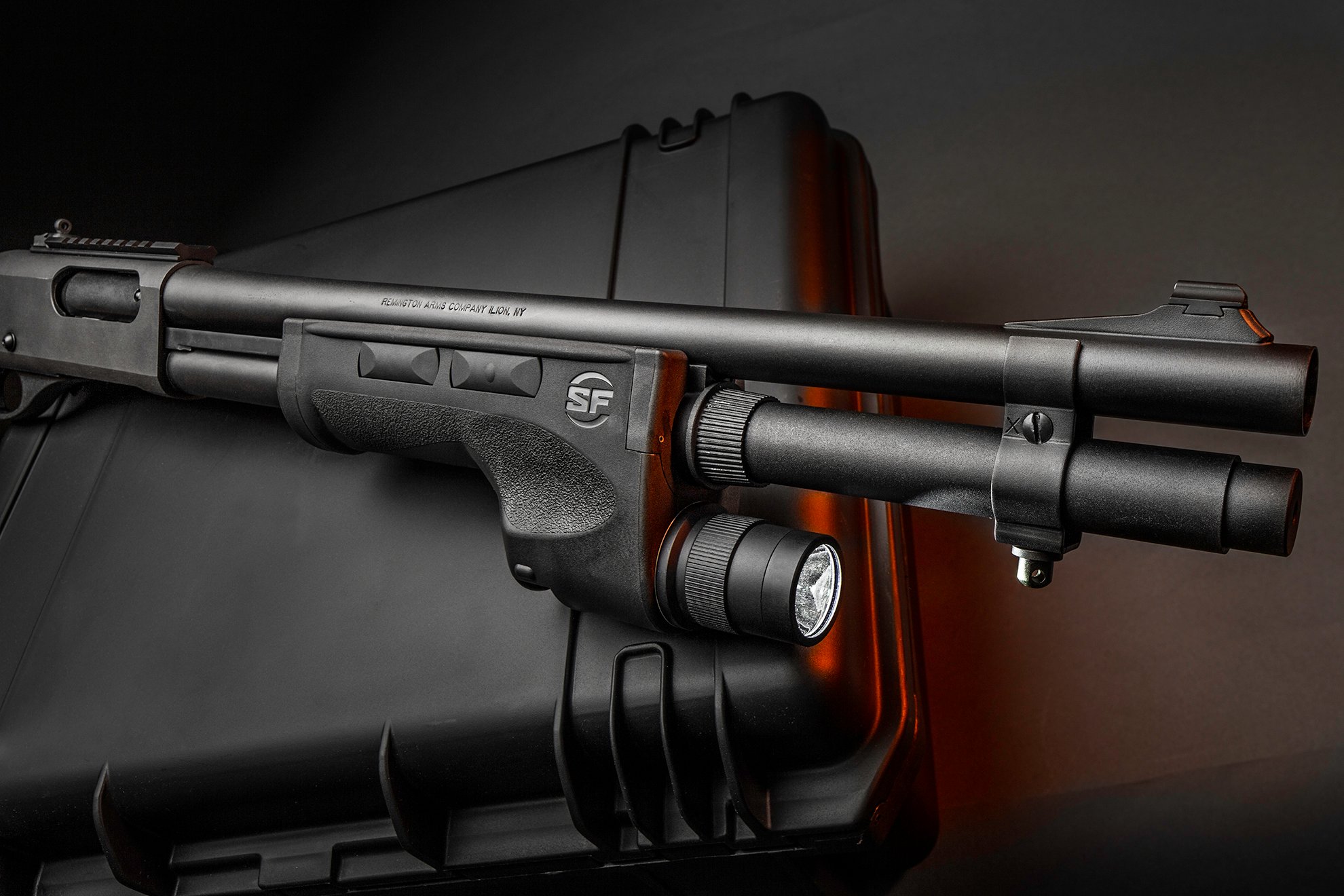 SureFire DSF-870 shotgun forend WeaponLight with case
